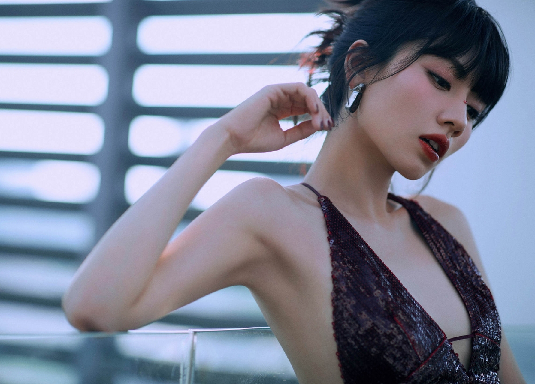 性感撩人的"人间尤物"#刘惜君# 一袭暗红色吊带裙