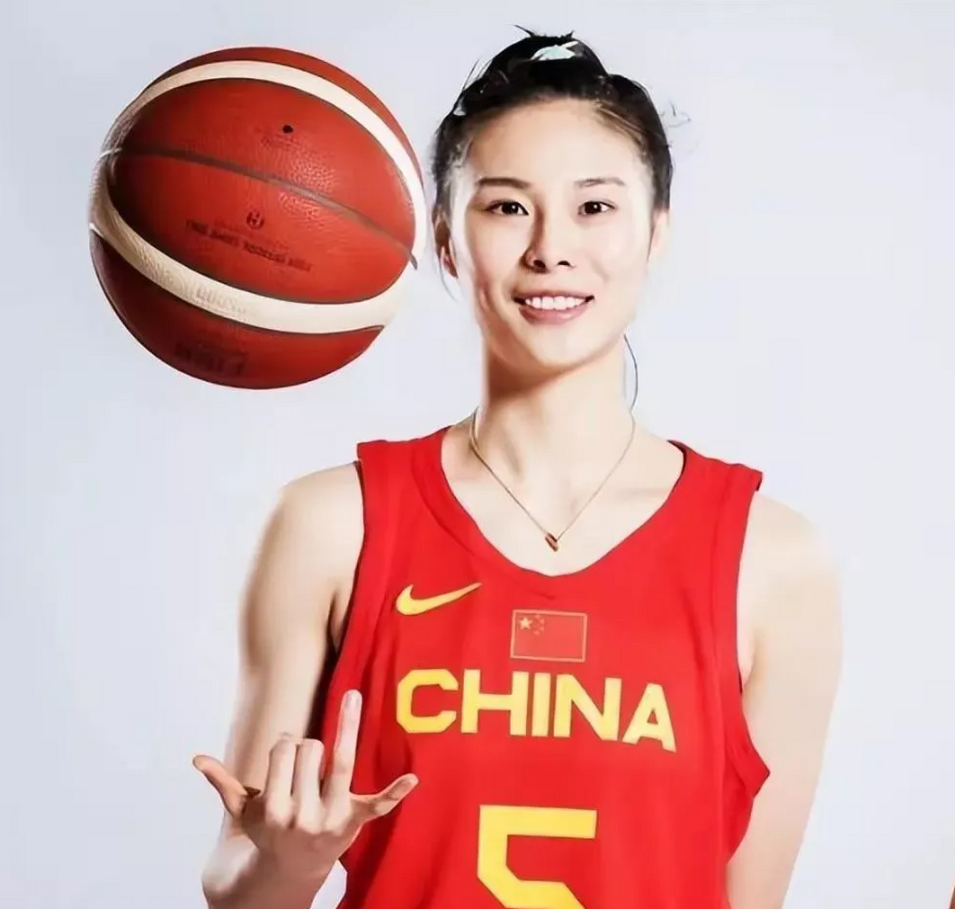 女篮的美女球员,身高175cm,体重60kg,拥有漂亮的面容,标准的模特身材