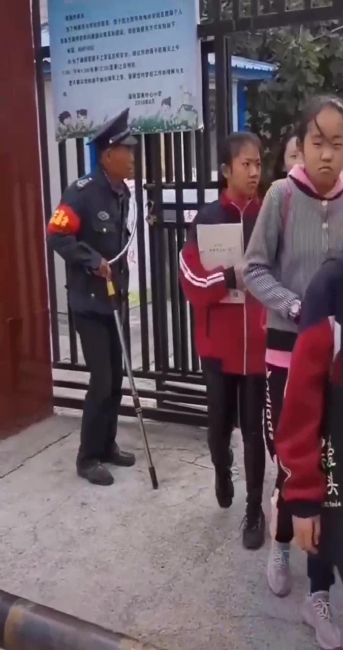 学校门口的保安大爷,直接把我看愣了,网友-确定是保护学生?
