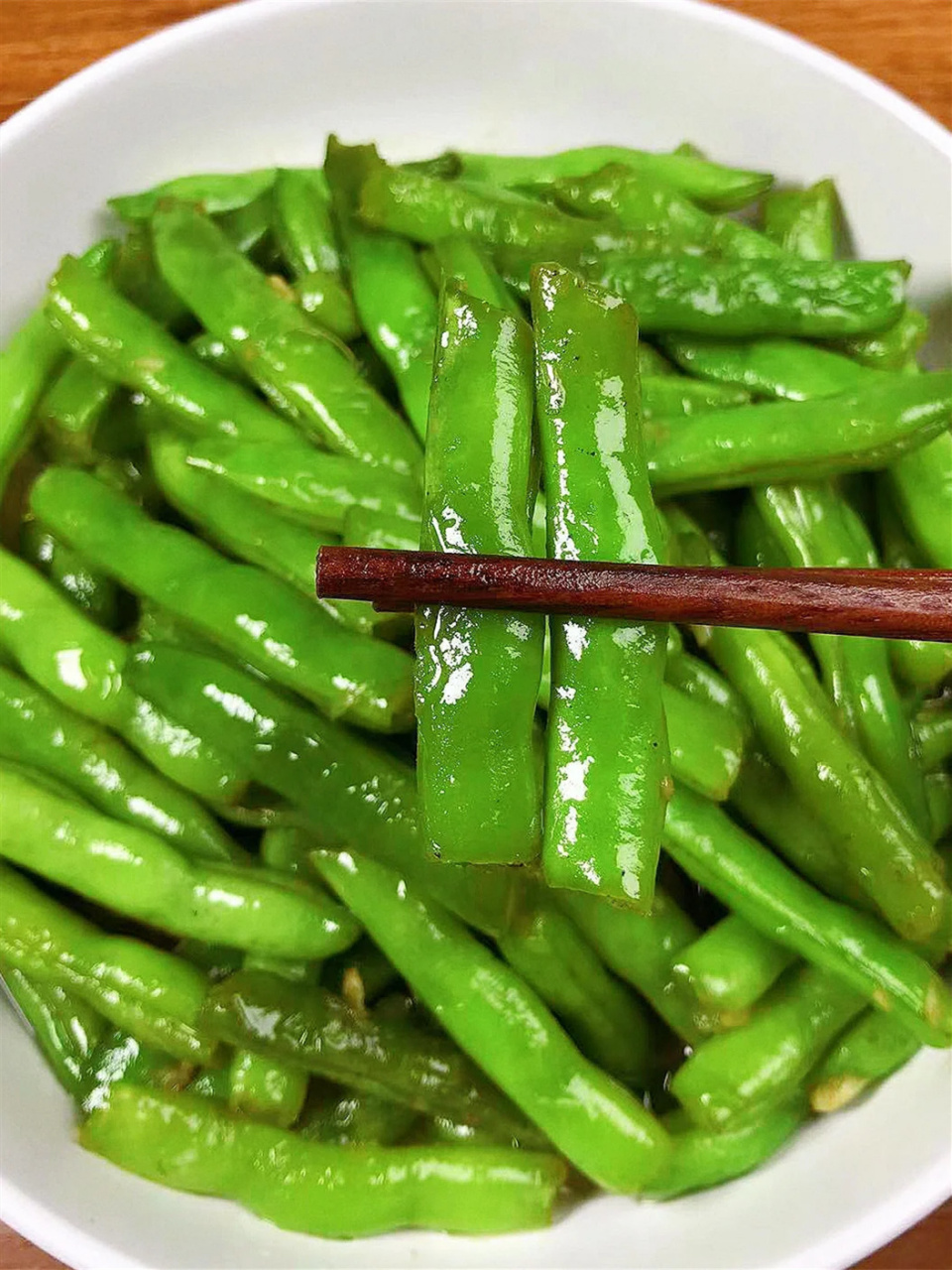 食材准备:四季豆,蒜