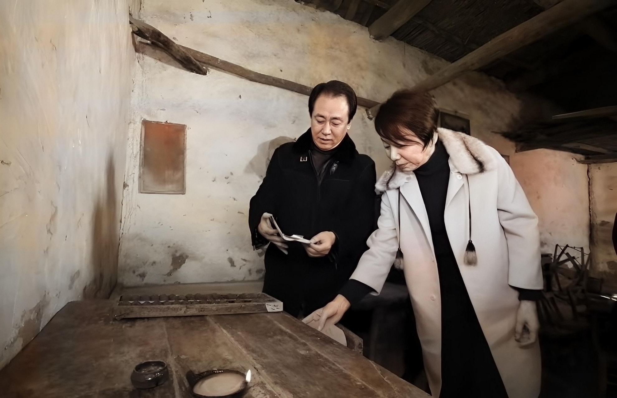 1982年,两人第一次见面,丁玉梅对许家印说:"我借你5块钱,你去买件