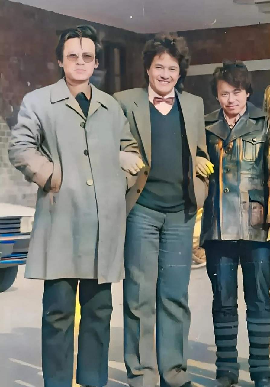 80年代,中间这位理着时髦发型,踩着皮鞋的男子成为了春晚舞台上的常青