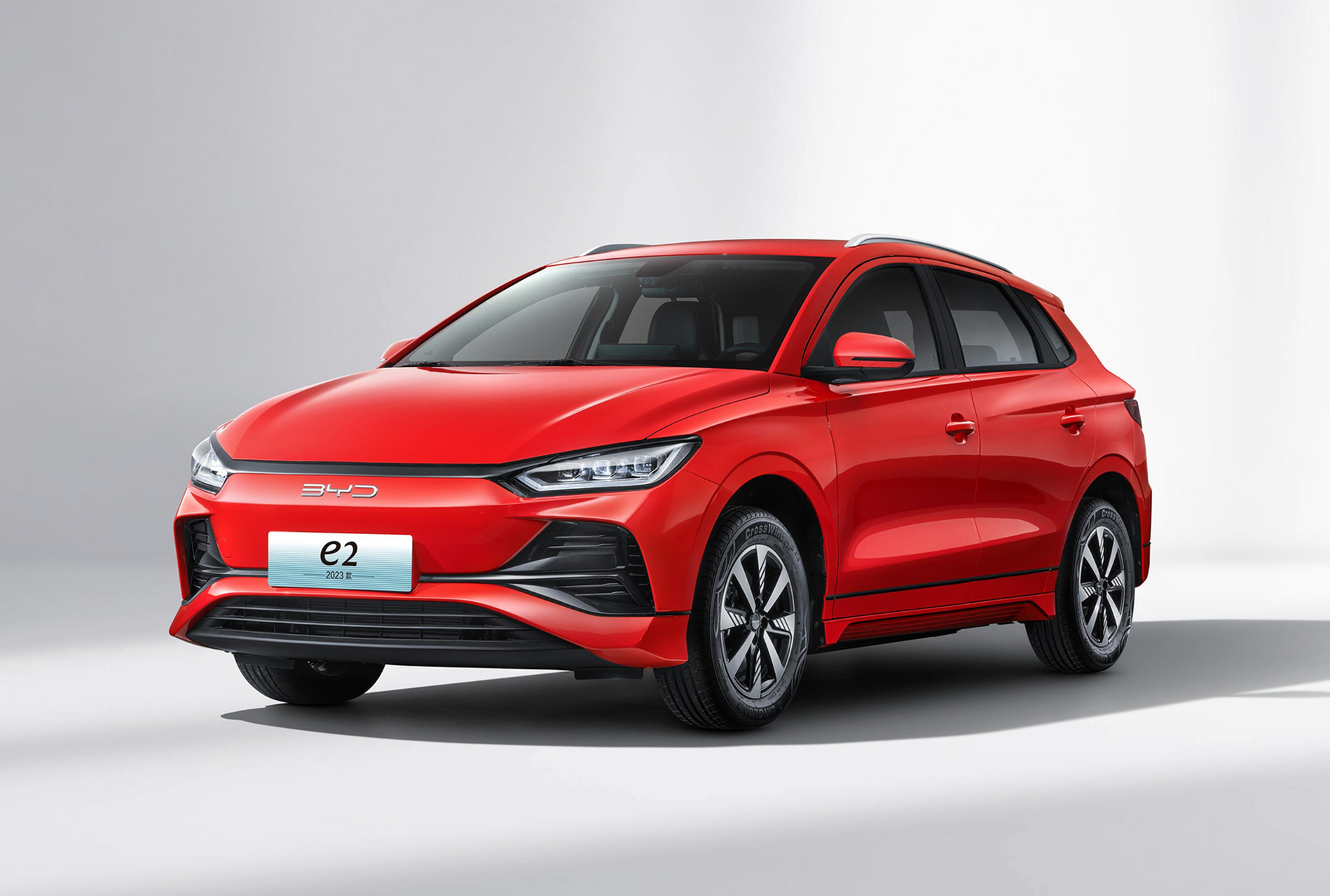 【试驾比亚迪e2:10万就能买两厢家用电动车?海豚怎么办?