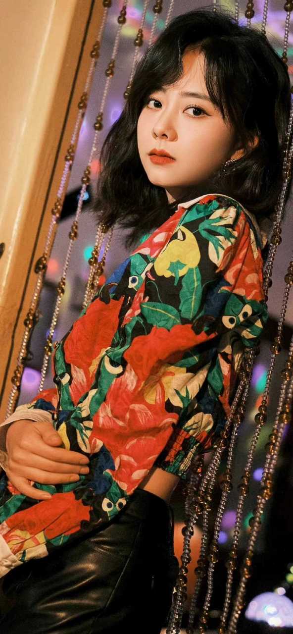 谭松韵,身着花衬衣搭配皮裤,摩登复古,梦回港式"韵"味,处处都是浪漫