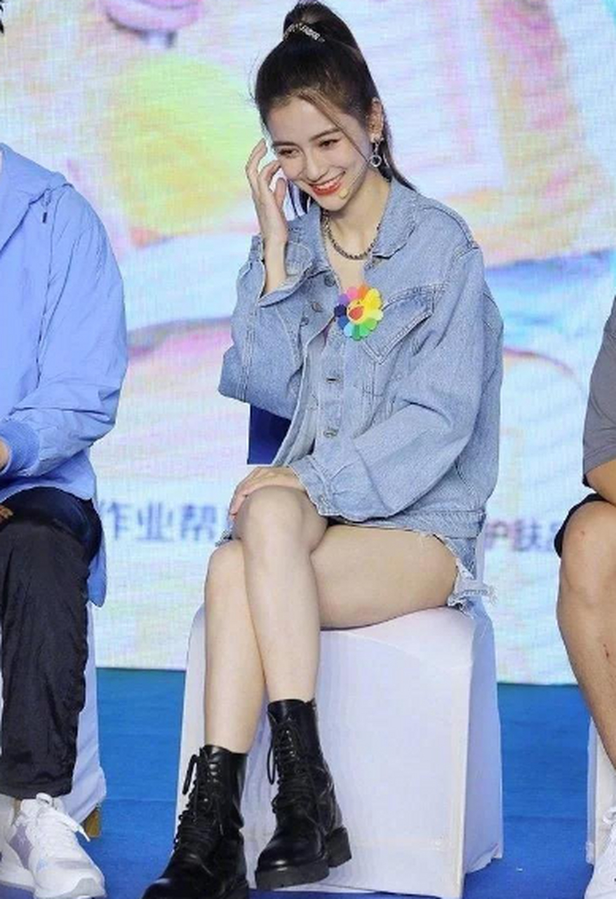 angelababy真是太美了,她穿着牛仔外套和短裤,展示了她的美腿,还戴着