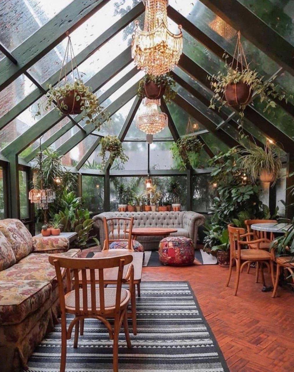 家里在顶层的应该拥有这样的花房,阳光,绿植,躺椅,落地窗都是美好生活