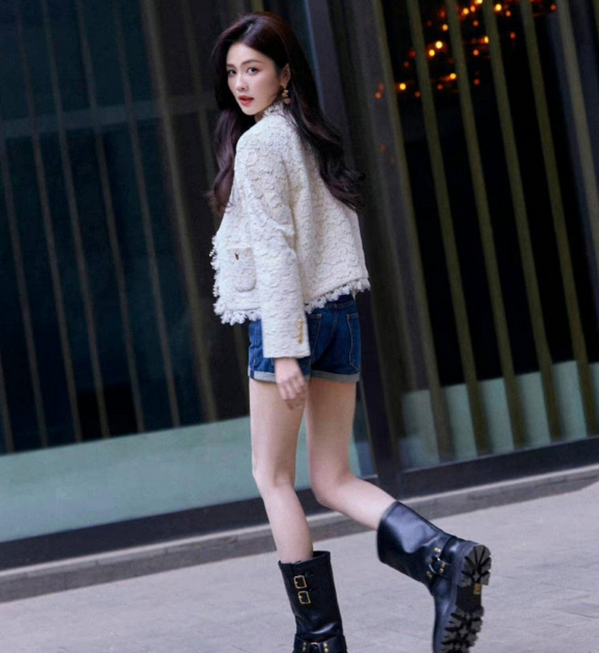 白鹿穿小香风外套搭配牛仔短裤,这大长腿也是绝了,让人羡慕