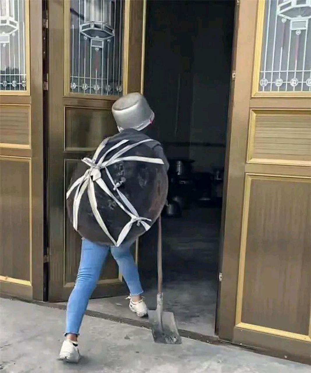 邻居女孩想当网红,每天背着锅到处逛,看着都想笑[左捂脸] #中国版chat