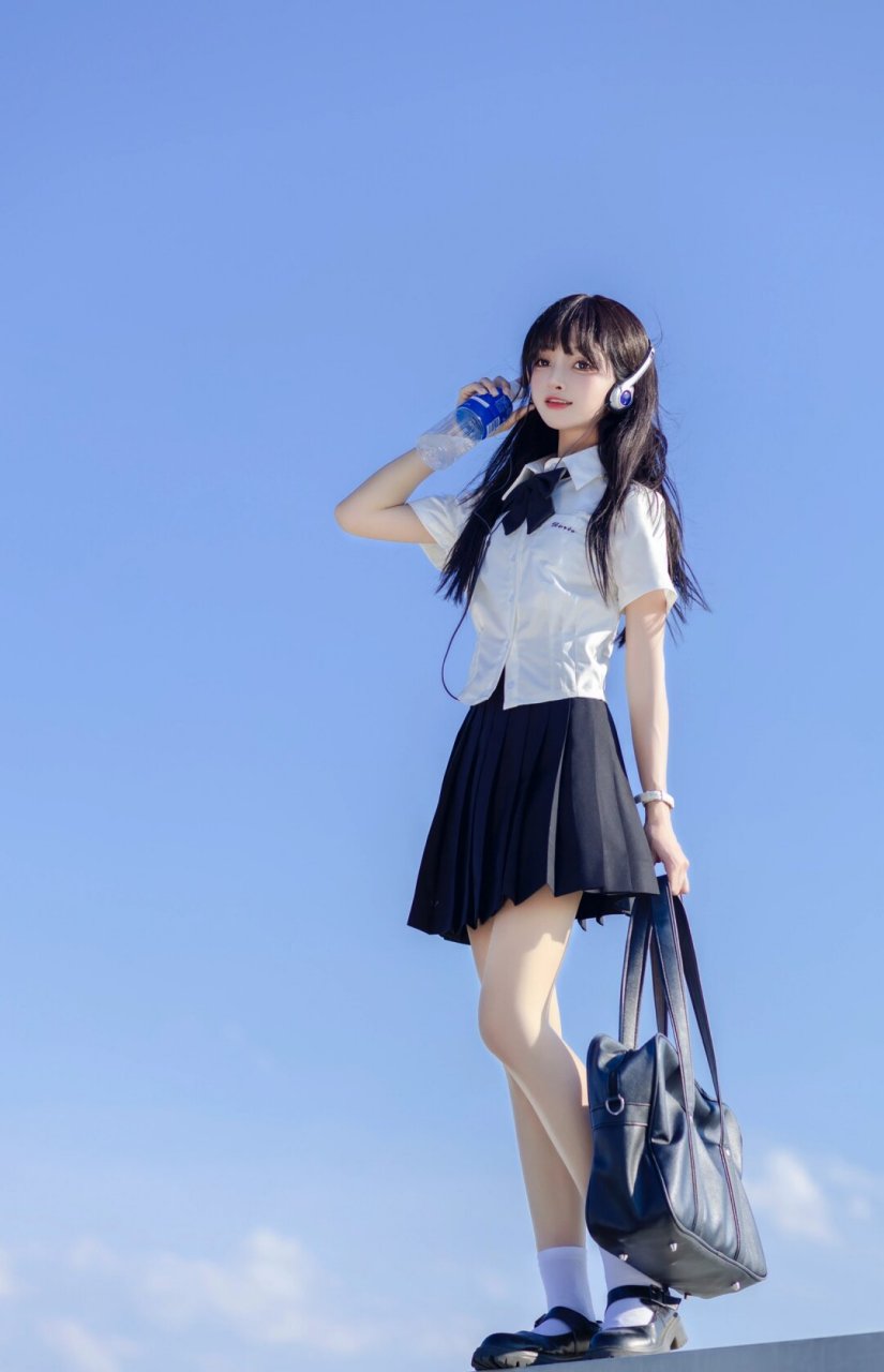合影的正确姿势  夏日的晴空如画,美丽无比,正是穿jk制服拍照的好时节