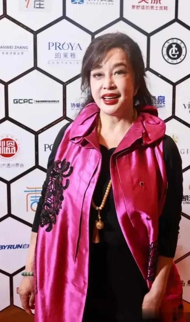 晓庆姐终究还是老了,且老的一塌糊涂!