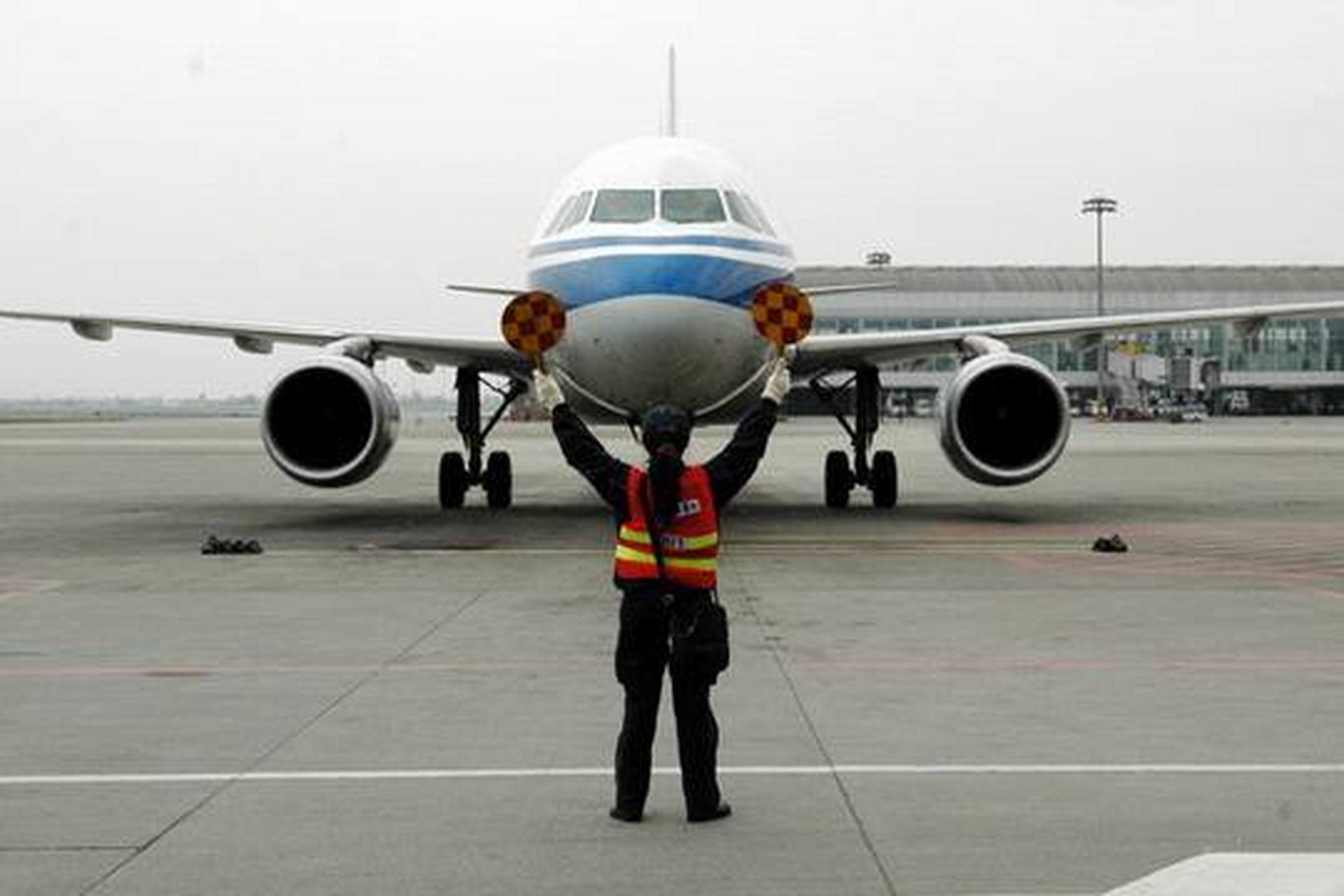 大家有没有注意到飞机停机时,地面信号员最后都会做出抹脖子的这个