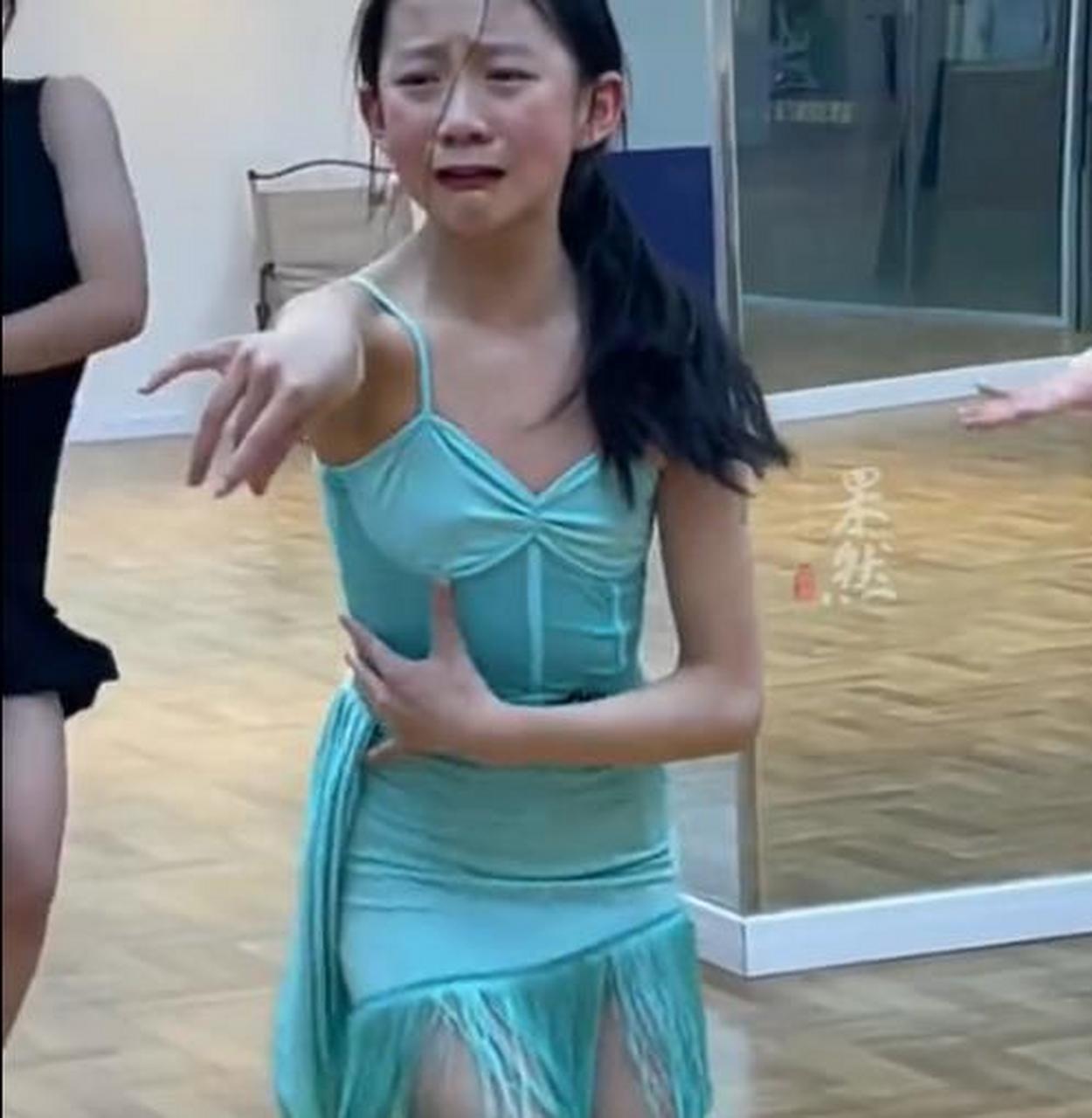 一女孩一边哭,一边跳拉丁舞,让人看着心里五味杂陈.