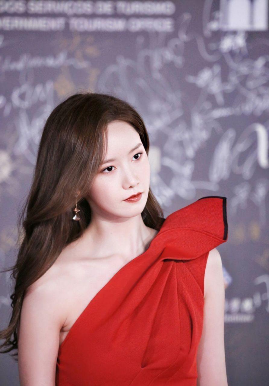 林允儿亮相澳门国际电影节,穿着斜露肩红裙搭配飘逸的秀发,气质颜值太