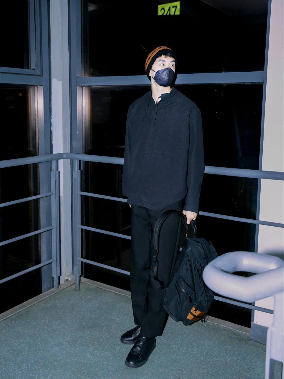 吴磊出发米兰机场街拍被刷屏了,一身黑色系穿搭搭配针织毛线帽很蔷档