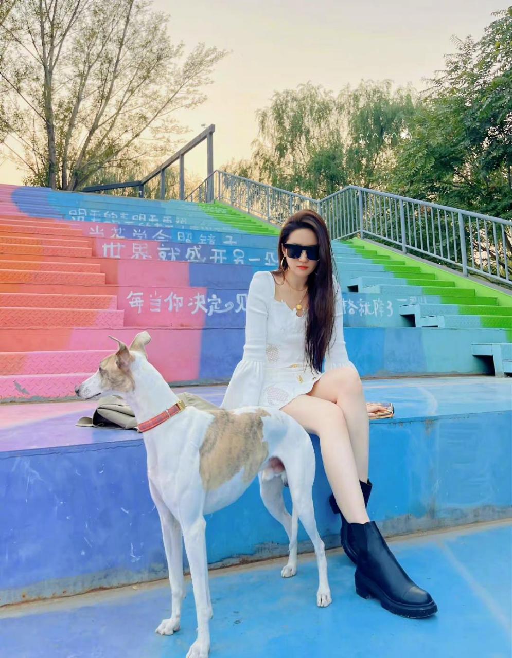 百家号星火计划#刘亦菲最常穿的纯白色长裙,赶海追日落赏花等都能 ..