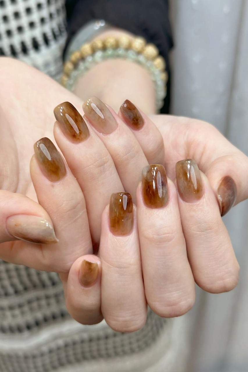 带你领略美拉德色系晕染之美  初秋的美拉德色系晕染美甲,让我感受到