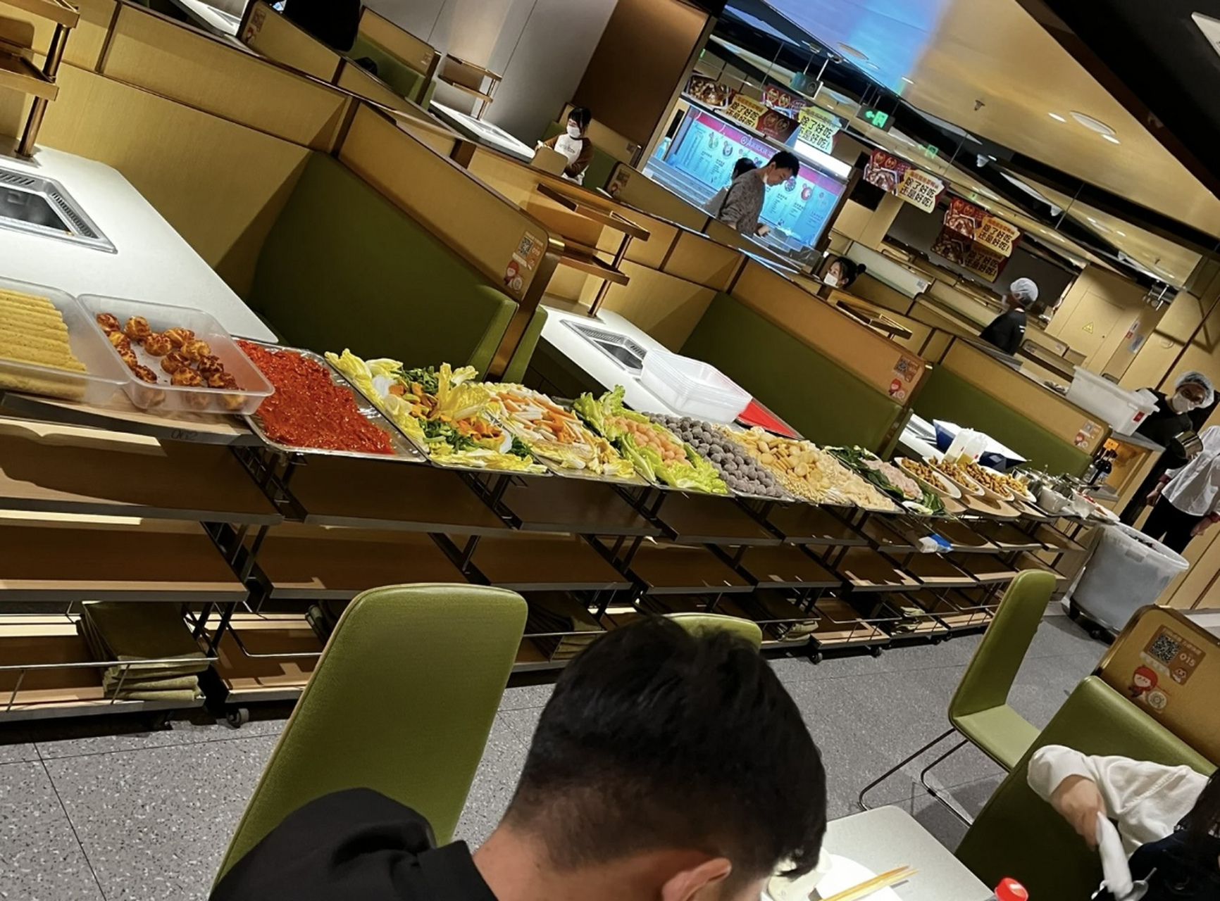 网友:论海底捞的员工餐,还得是海底捞!