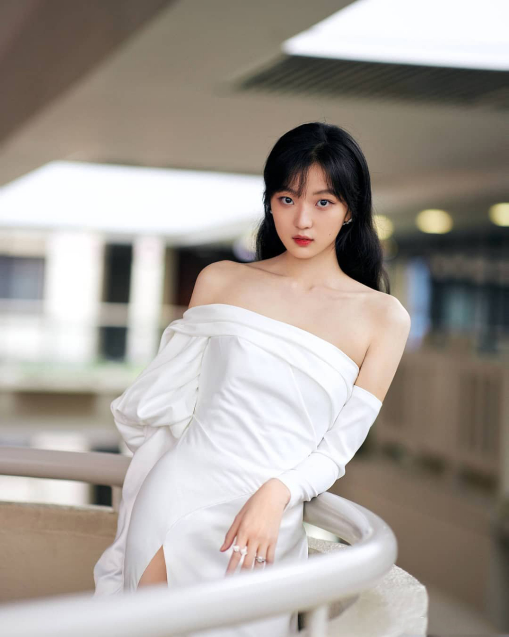 孙千#一袭白色抹胸长裙,优雅大气性感十足!