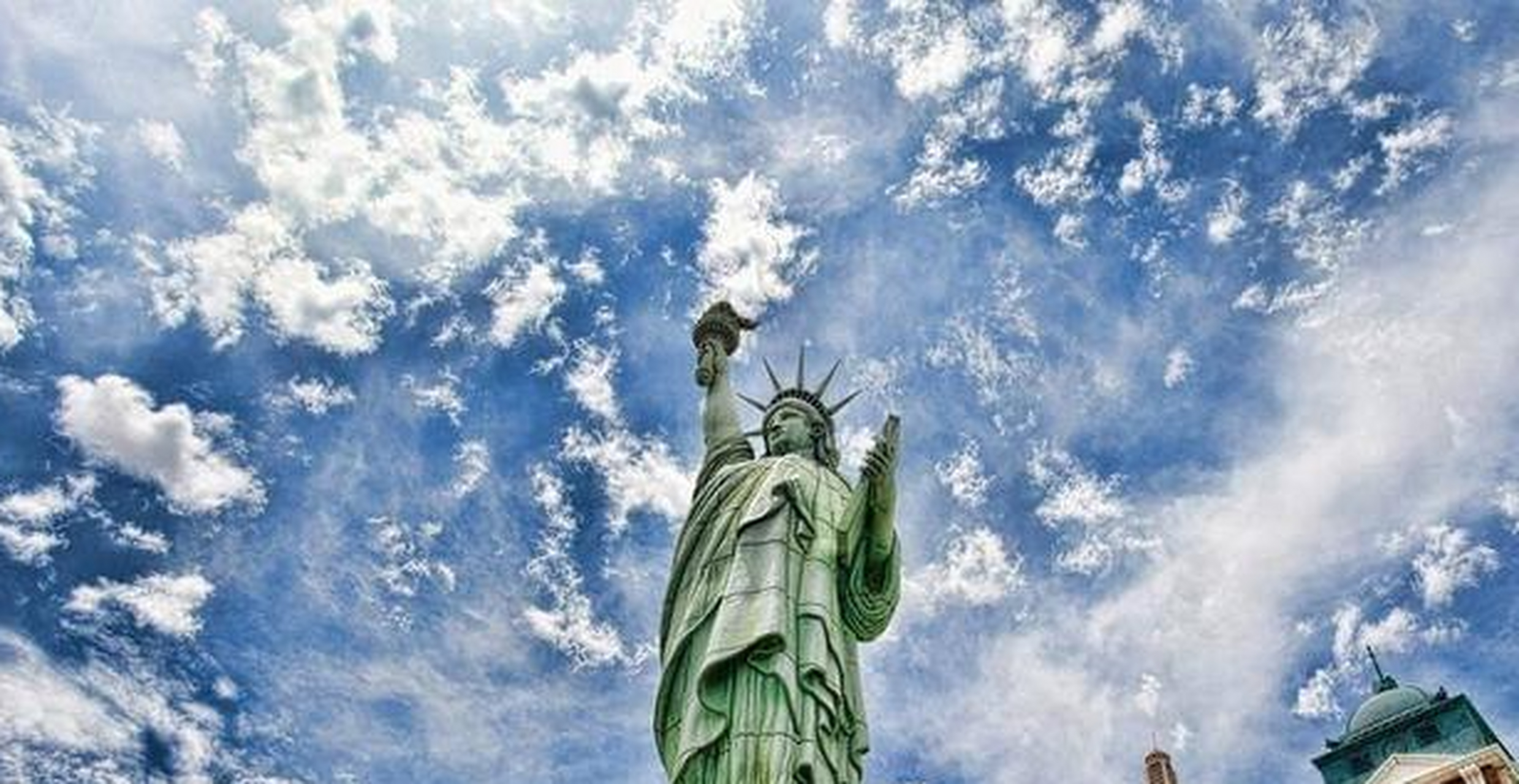 四,自由女神像  纽约的自由女神是世界文化物质产物,也是美国的代表性