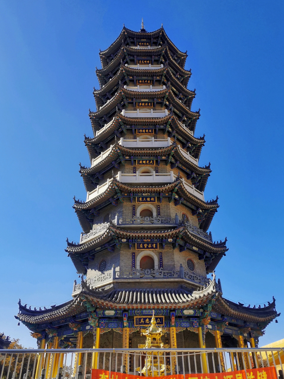 铁岭 常泰寺  常泰寺位于昌图县太阳山风景区内,四面环山,前邻太阳湖