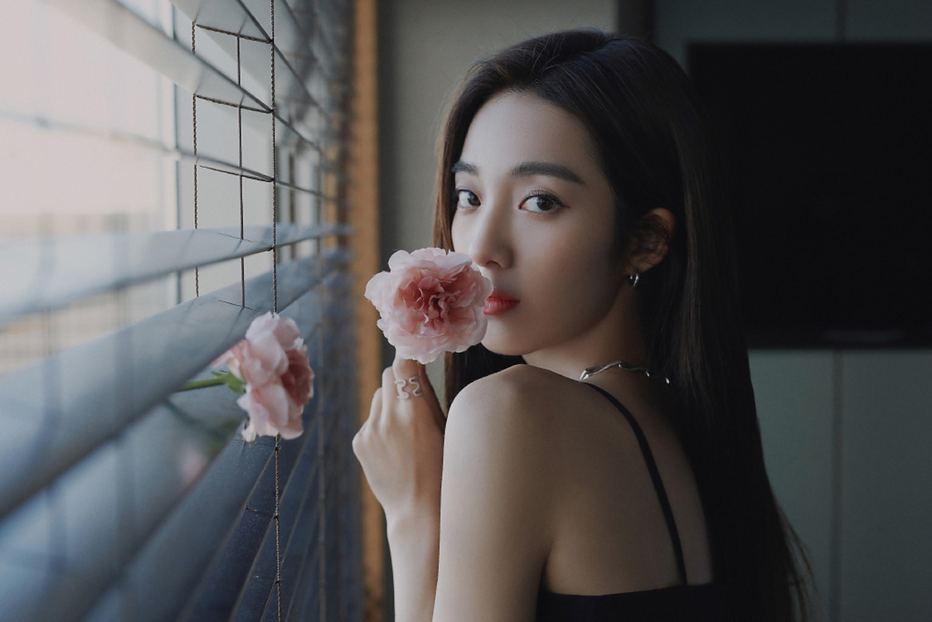 万鹏极简黑色吊带长裙造型真好看,有没有被美到呢?