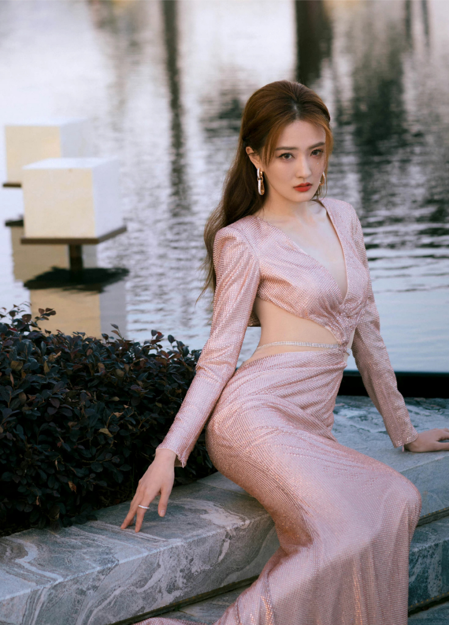 徐璐越来越成熟性感美丽了,记得《甄嬛传》里面她饰演的玉娆还有点小