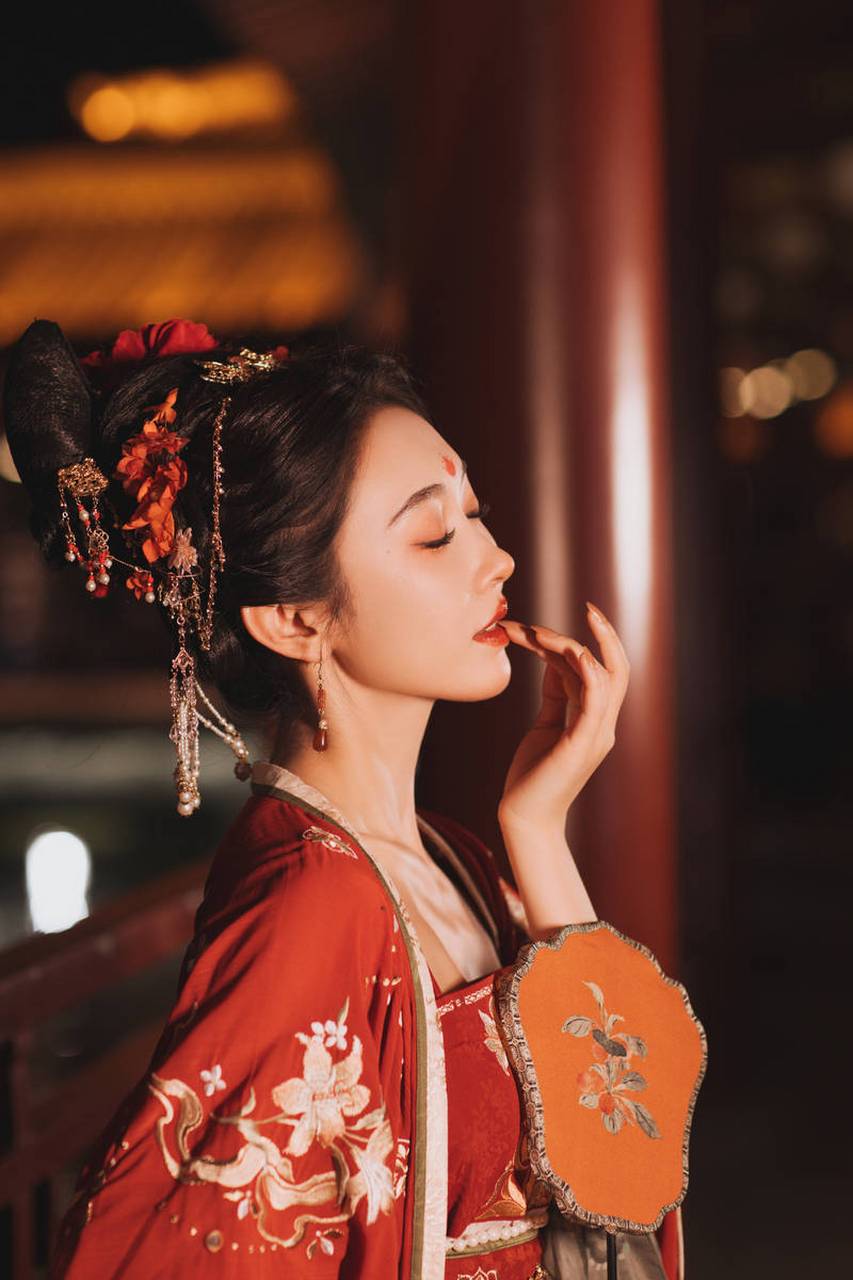 宣璐现身西安参加搜狐新闻马拉松比赛,在社交平台发布一组古装写真照