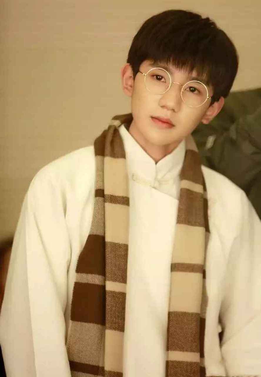 哈利波特:戴上黑框眼镜的王源小盆友还是超可爱,活泼帅气.