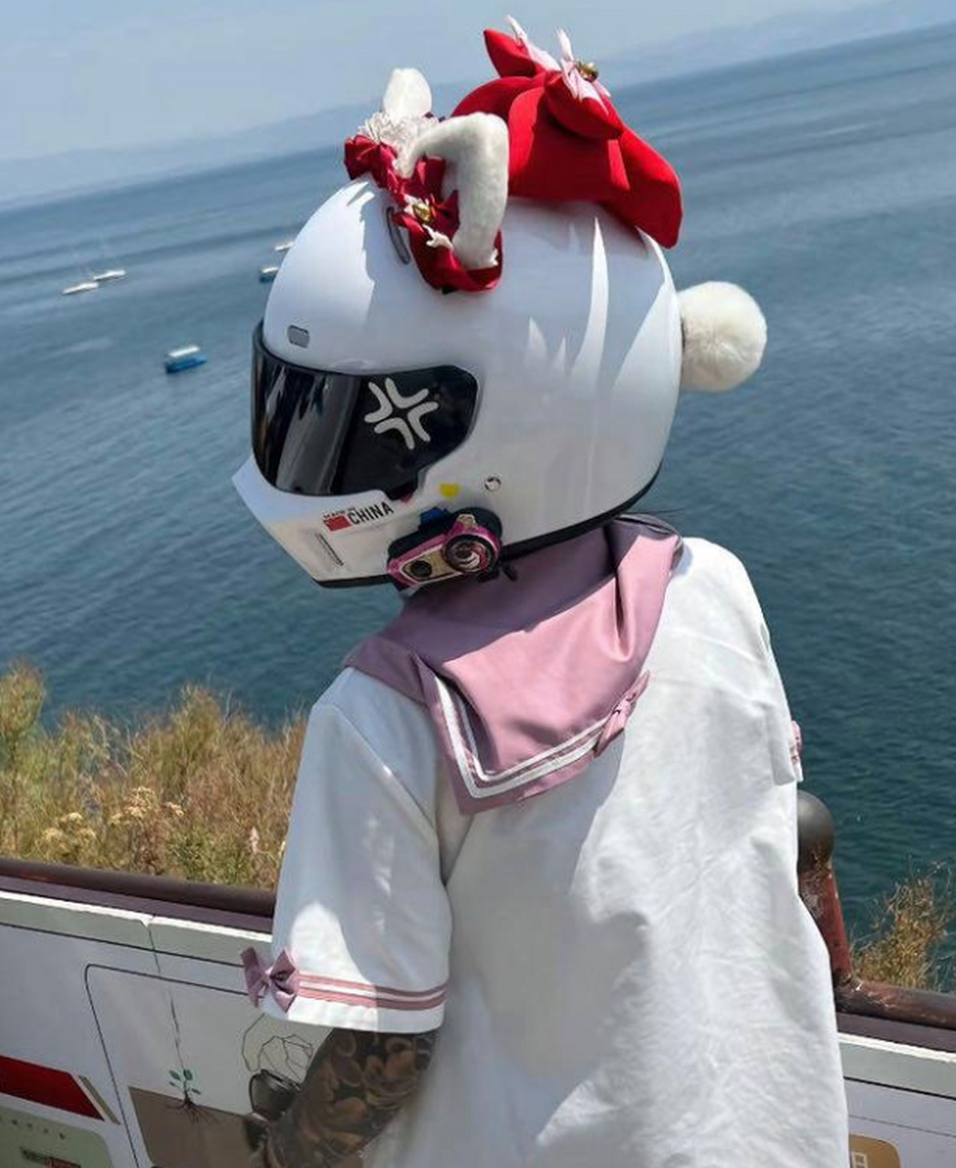 昨日昆明,两女孩身着jk制服骑摩托撞上路中央隔离花台,车身损毁严重