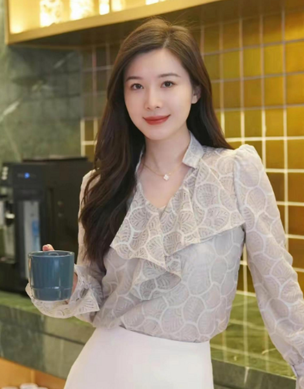 身穿浅青色鱼尾裙的女生,气质端庄优雅.