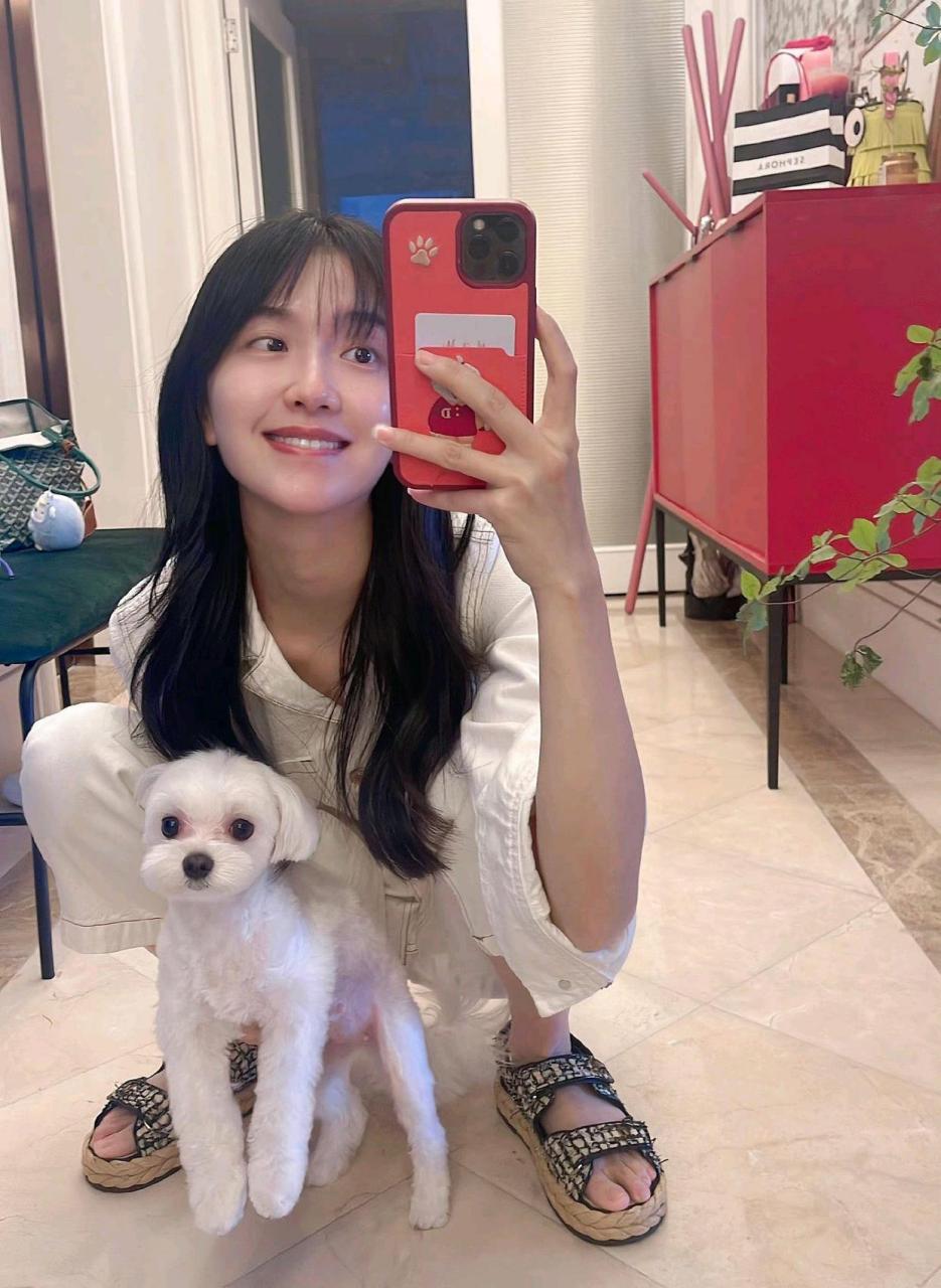 许龄月居家素颜自拍,被她美到了!      #4月创作打卡挑战赛