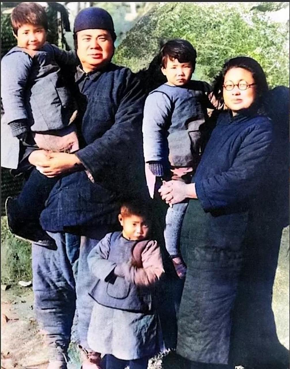 这张老照片是冯玉祥一家5口的合影,他们穿着朴素无华,每个人都健康