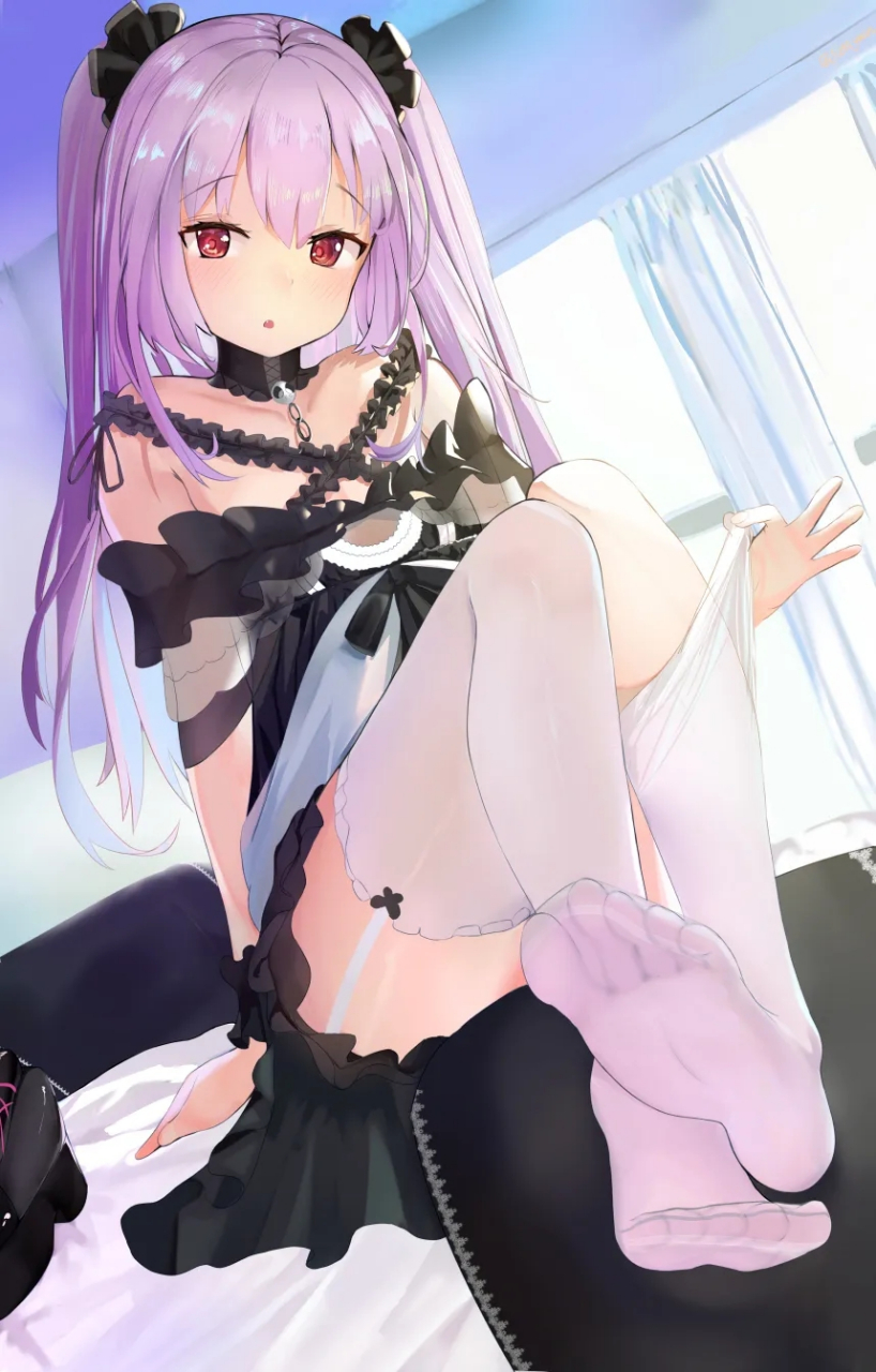 黑发蓝眼 白色连衣裙长袜  紫色长发 身穿女仆装 白丝袜 #二次元美图