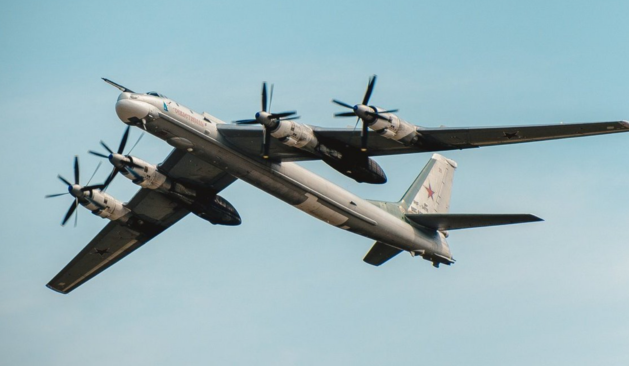 据俄罗斯国防部消息,两架tu-95ms战略轰炸机在太平洋舰队突击战备检查