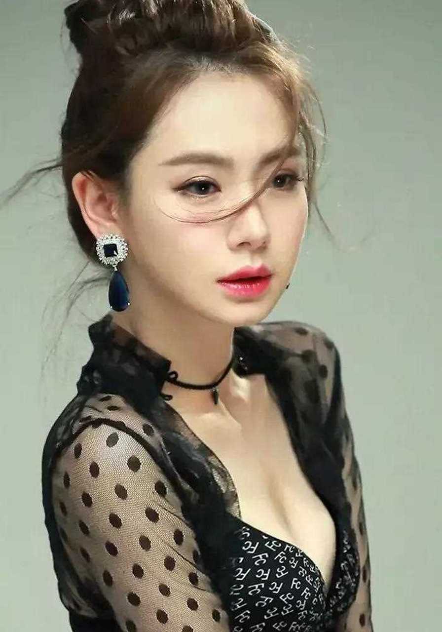 一次综艺中,戚薇和谢楠脱鞋做游戏,两人脚刚碰到一起,戚薇突然后退一