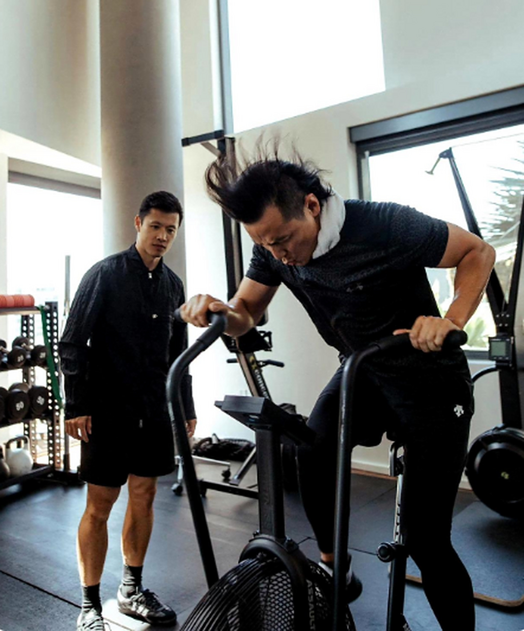 吴彦祖正在健身中,自律的男人,侧颜还是很立体