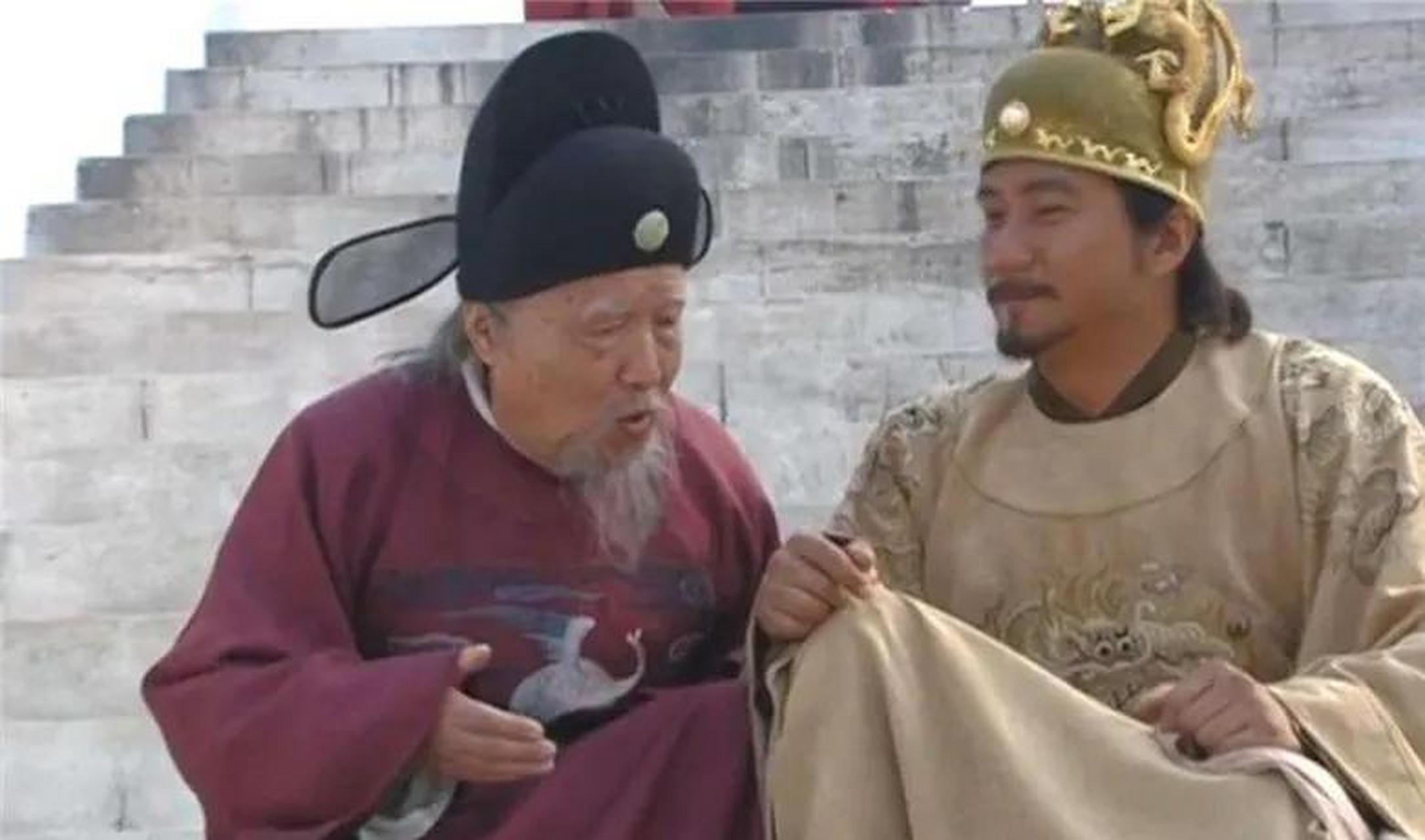 他仅用九个字就帮助朱元璋平定天下