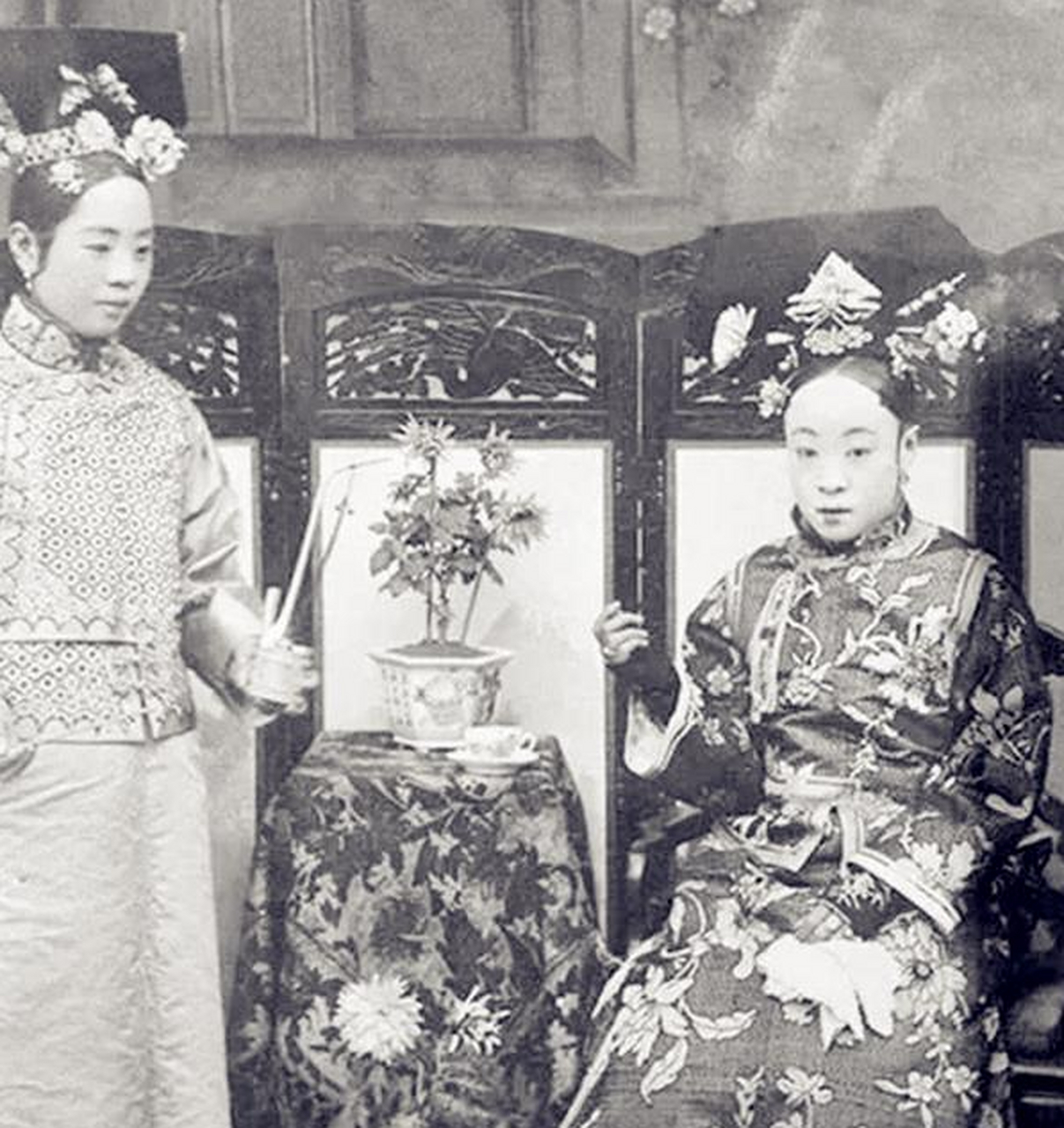 清朝老照片:瓜尔佳氏幼兰,她是慈禧心腹大臣荣禄的女儿,后被慈禧收为