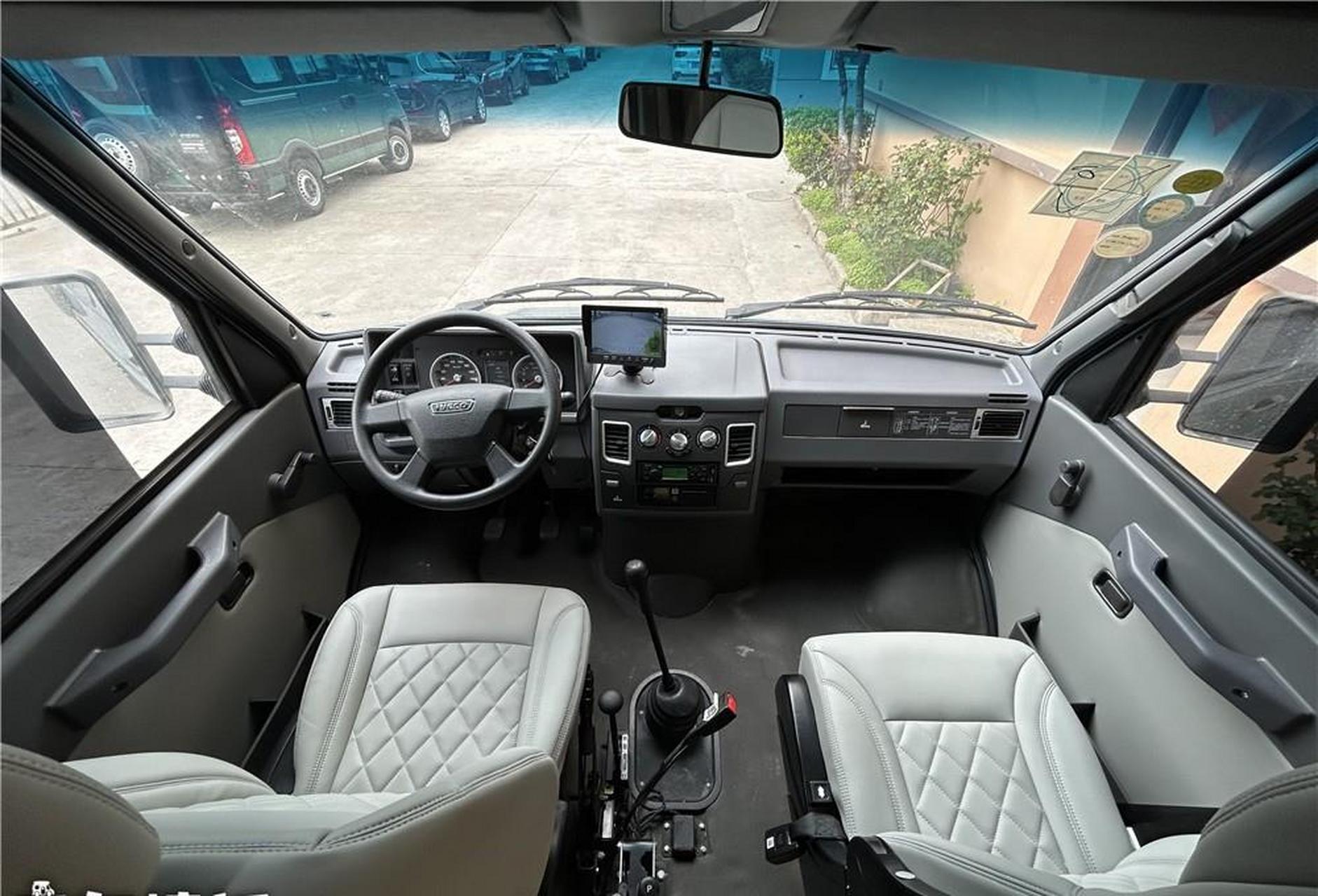 这款新车是由新星房车基于依维柯2045打造的一款越野商务车,c本蓝牌