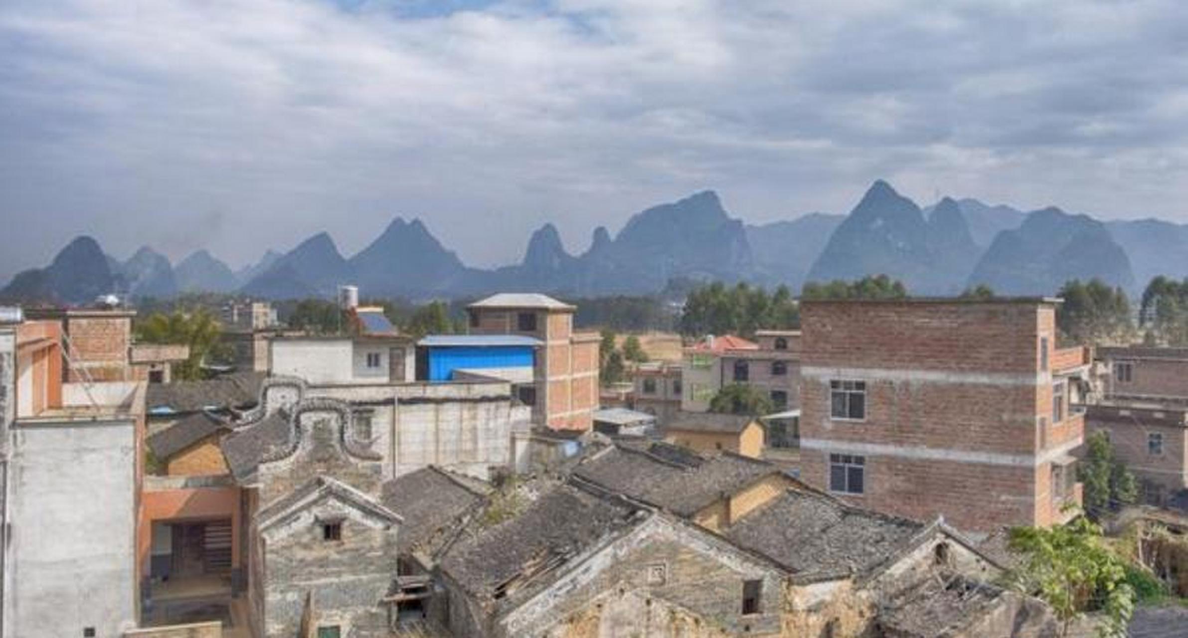 广西农村的房子好多是红砖外墙,外墙不装修的,特别是来宾一带更多,不