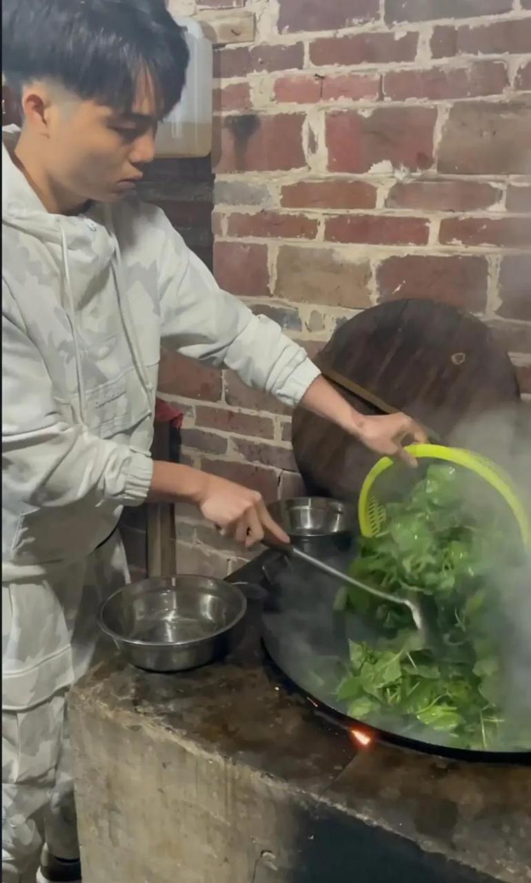 广西第一网红表哥覃进展家看着很穷,用"家徒四壁"来形容也不为过,晚餐