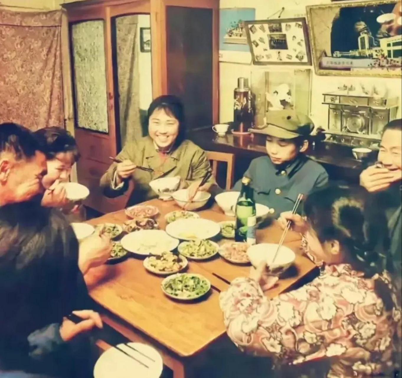 在上世纪80年代,年夜饭是一家人最盼望的节日