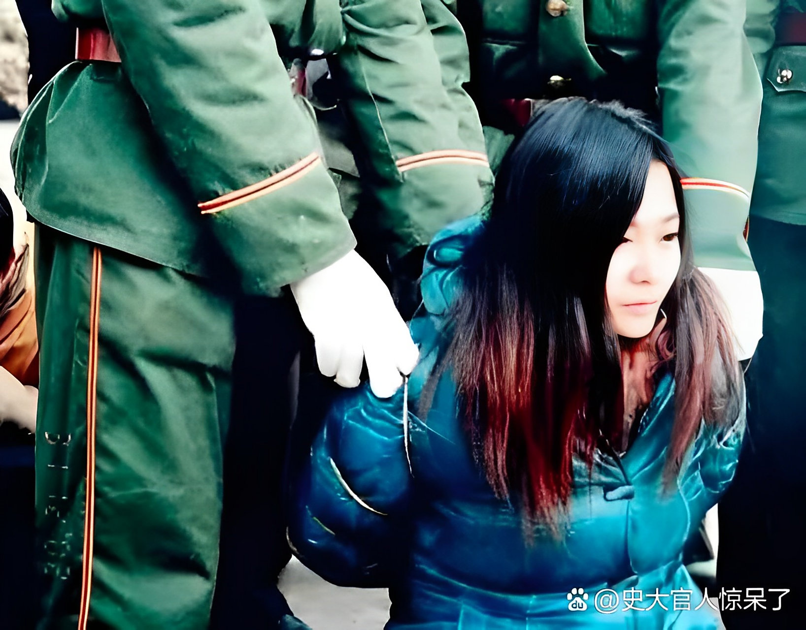 上世纪90年代,一名年轻漂亮的女死刑犯被五花大绑,跪倒在地上,等待