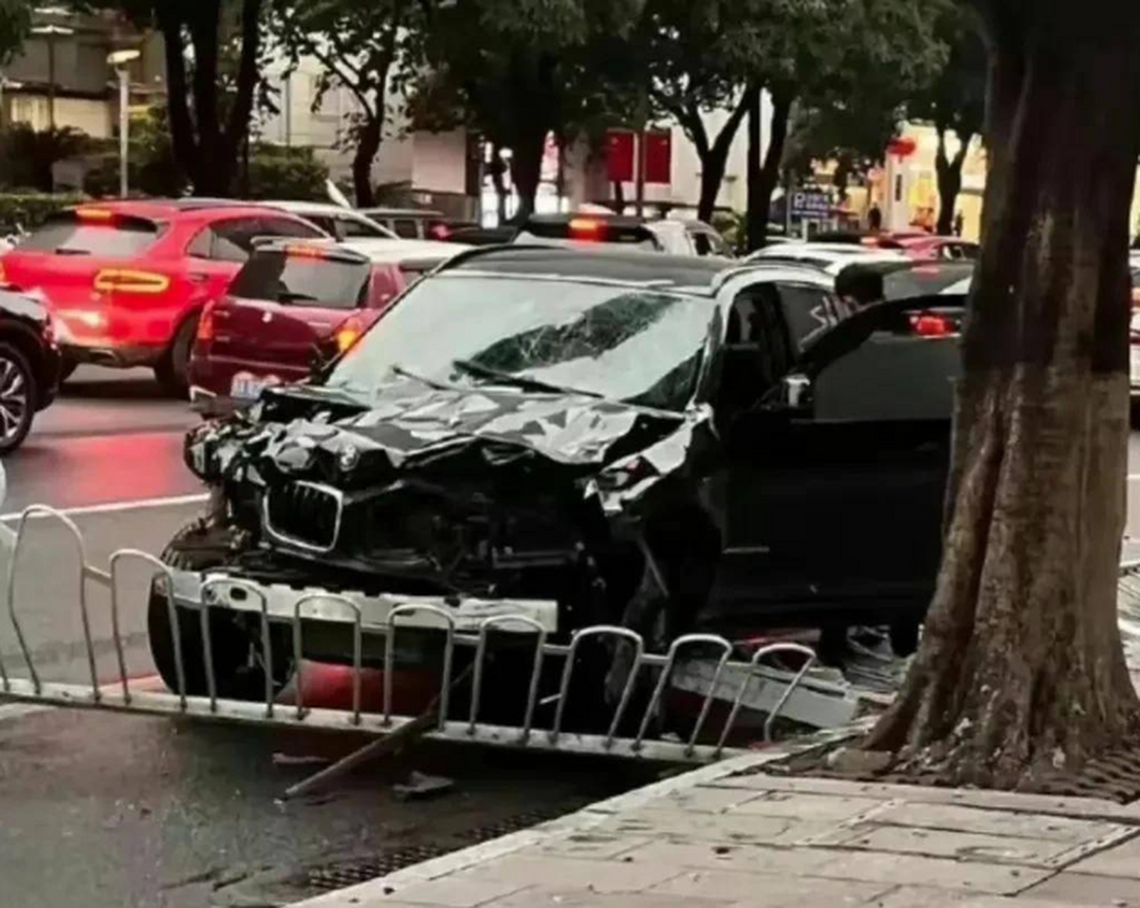 近期网上都在报道讨论"男子广州街头驾宝马撞人致5死获死刑",为发泄