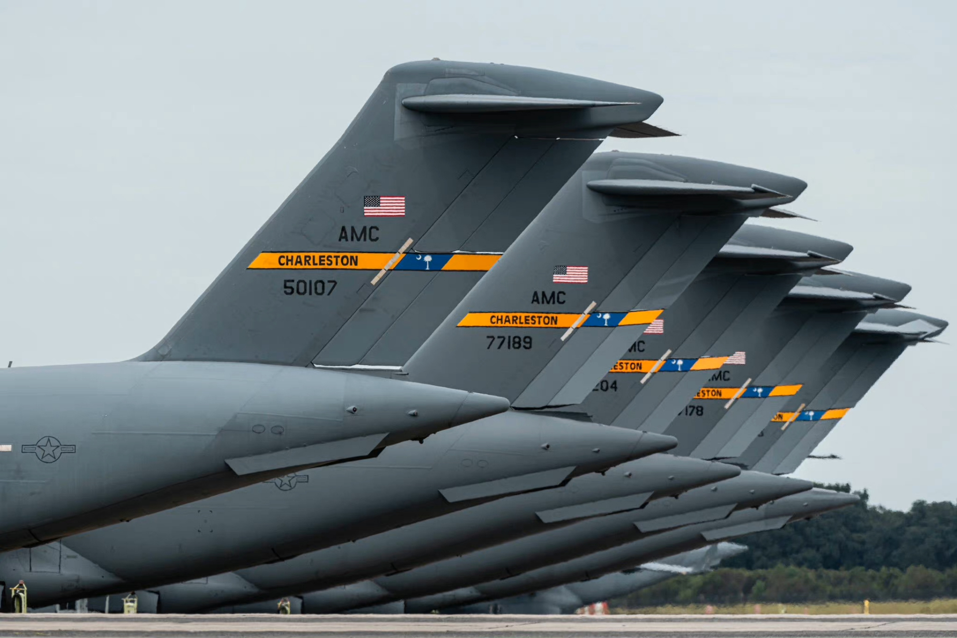 图片为美国空军c-17战略运输机机群,中国空军运-20战略运输机机群.