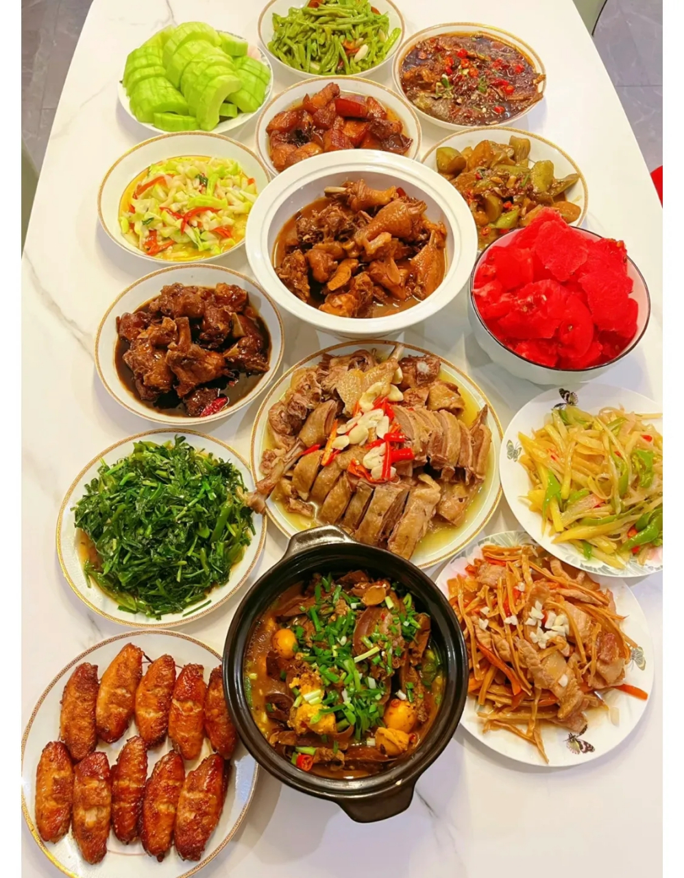 图一,福建普通家庭的晚餐 图二,安徽普通家庭的晚餐 图三,广东普通