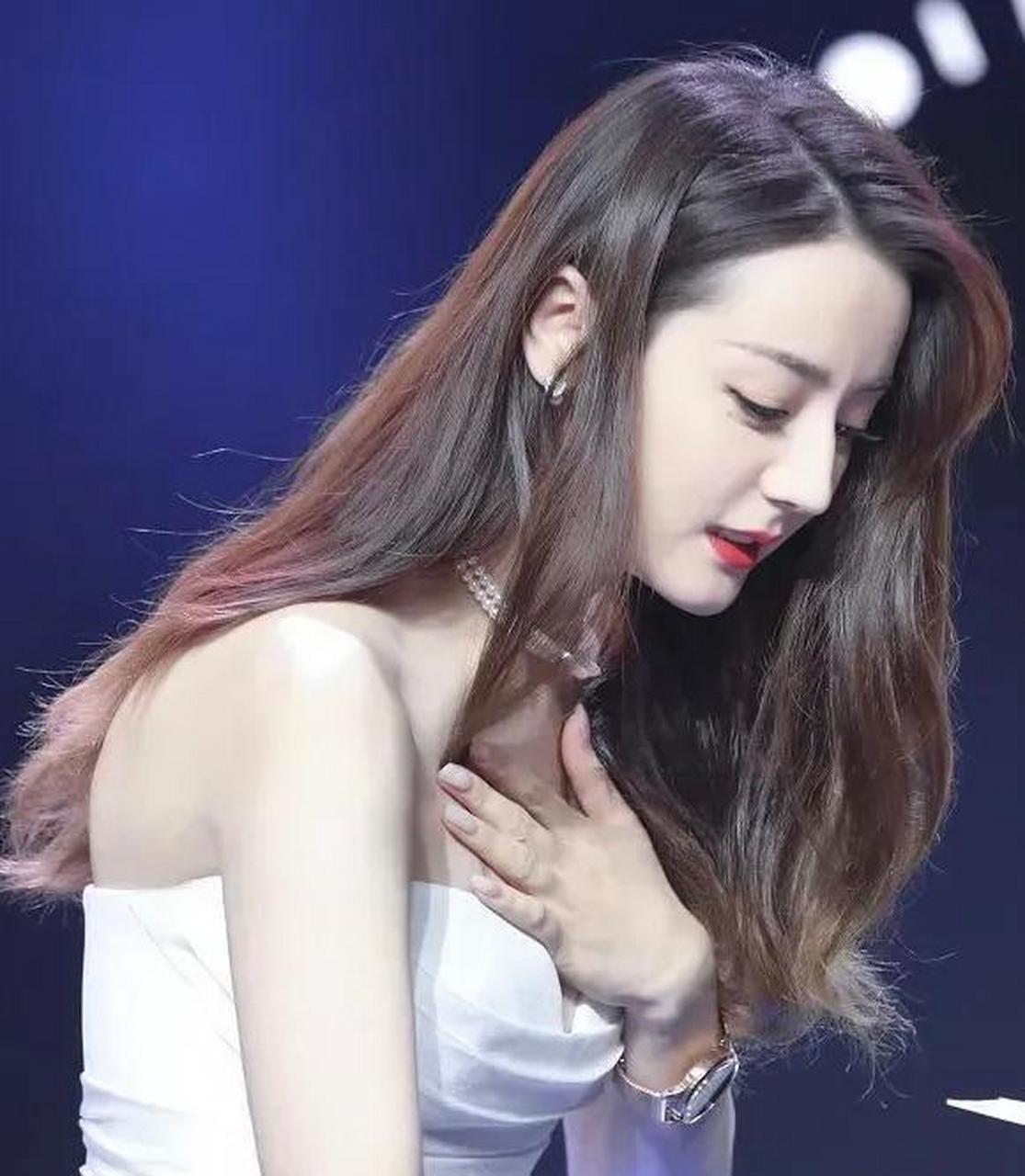 迪丽热巴真是一个很保守的女生,每次穿稍微低胸的衣服都会用手捂住