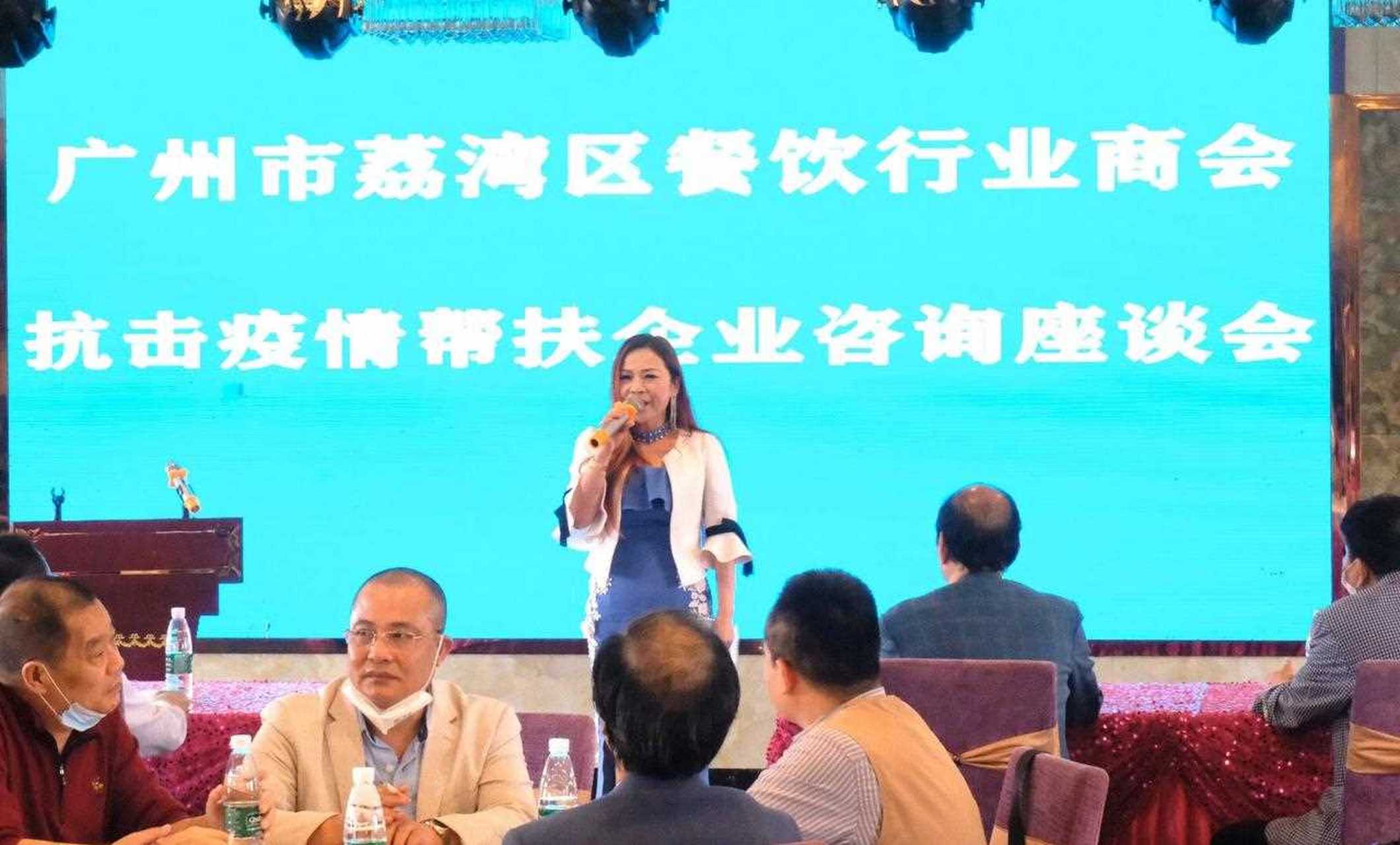 今天下午,在芳村茶滘路1号竹溪名宴六楼,广州市荔湾区餐饮行业商会与