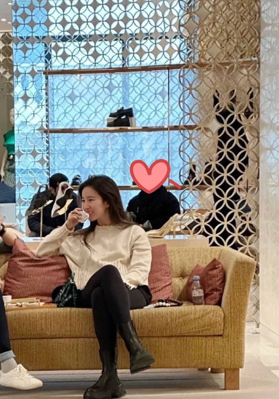 巴黎偶遇刘亦菲素颜与助理逛街