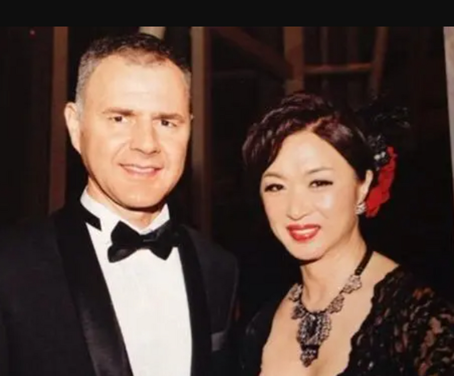 1977年,10岁的金星身穿军装,手中拿着手枪,正在练习射击.